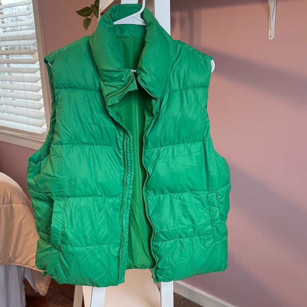 Vibrant Green Puffer Vest Cropped!